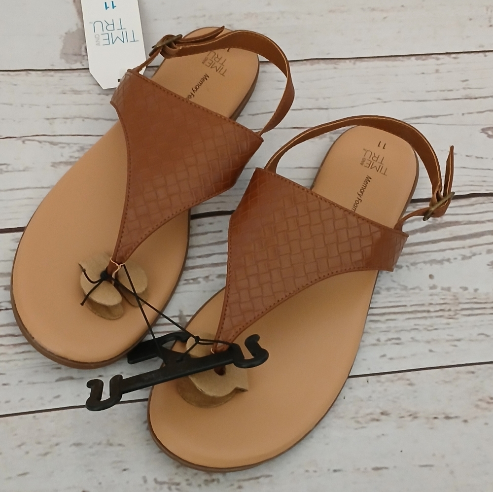 Time and Tru women's vinyl core thong hood sandals Cognac size 11